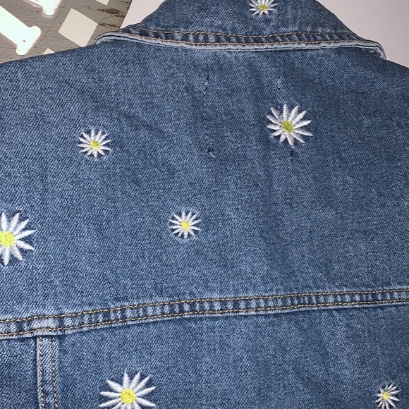 Bagatelle embroidered daisies denim jean jacket size small - Picture 5 of 5